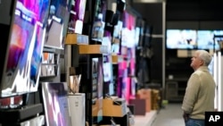 ARCHIVO - Un cliente busca televisores en una tienda Best Buy el Black Friday, viernes 24 de noviembre de 2023, en Charlotte, Carolina del Norte.