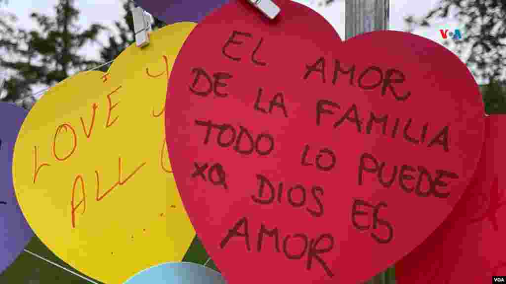 Corazones llenos de amor en el Festival Mundial de la Cultura y en diferentes idiomas.