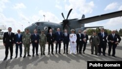 İtaliya “C-27J Spartan” tipli hərbi nəqliyyat təyyarəsini Azərbaycana təqdim edib (Məbə: Prezident Administrasiyası)