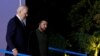 Presiden AS Joe Biden, kiri, dan Presiden Ukraina Volodymyr Zelenskyy setelah menandatangani perjanjian keamanan bilateral di sela-sela KTT G7 di Savelletri, Italia, 13 Juni 2024. (Foto: AP)