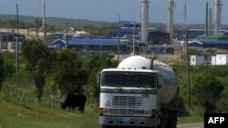 Un camión circula cerca de la planta de gas de la empresa canadiense Sherritt el 16 de octubre de 2008 en La Habana, Cuba. Archivo.