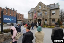 Para nasabah mengantre di kantor cabang Silicon Valley Bank di Wellesley, Massachusetts, 13 Maret 2023. (Foto: Brian Snyder/Reuters)