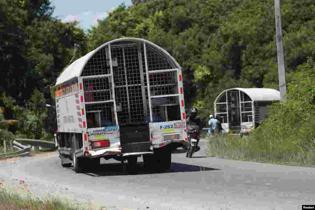 Varios vehículos se encaminan rumbo a la frontera de Haití y República Dominicana con migrantes haitianos detenidos, el 17 de mayo de 2024.&nbsp;