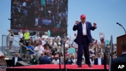 El candidato presidencial republicano Donald Trump habla en un mitin de campaña el 9 de junio de 2024 en Las Vegas, EEUU.