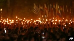 Sejumlah warga turut serta dalam pawai obor untuk memperingati korban genosida Armenia di Yerevan, pada 23 April 2024. (Foto: Stepan Poghosyan/Photolure via AP)