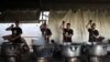 Relawan lokal dari organisasi World Central Kitchen memasak di dapur umum untuk sejumlah warga Palestina di Rafah, selatan Jalur Gaza, pada 3 Mei 2024. (Foto: AFP)