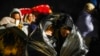 ARCHIVO - Dos mujeres de Cuba tratan de mantenerse abrigadas después de cruzar la frontera sur de Estados Unidos con México y entregarse a las autoridades migratorias en Arizona para pedir asilo el 3 de noviembre de 2022.