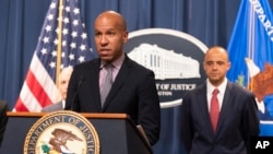 El subsecretario del Tesoro para Terrorismo e Inteligencia Financiera, Brian Nelson, con el fiscal federal Matthew Graves (dtrás) para el Distrito de Columbia, habla durante una conferencia de prensa en el Departamento de Justicia en Washington, el 25 de abril de 2023.