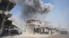 Asap membubung menyusul serangan Israel ke Khan Younis, di Jalur Gaza, 22 Juli 2024. (Foto: Abdel Kareem Hana/AP Photo)