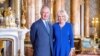 Raja Charles III dan Camilla, Permaisuri yang diambil oleh Hugo Burnand di Blue Drawing Room di Istana Buckingham, London, Inggris, 28 April 2023. (Foto: Hugo Burnand/Royal Household 2023 via REUTERS)