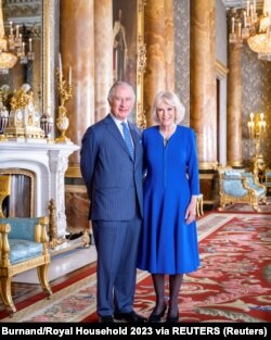 Foto resmi Raja Charles III dan Ratu Permaisuri Camilla yang diabadikan oleh fotografer Hugo Burnand di Blue Drawing Room di Istana Buckingham, London, Inggris, 28 April 2023. (Foto: Hugo Burnand/Royal Household 2023 via REUTERS)