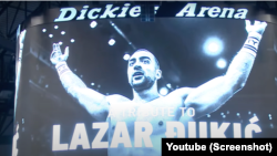Fotografija Lazara Đukića na displeju, tokom odavanja počasti u nastavku Krosfit igara, 9. avgust 2024. (screenshot/Youtube)
