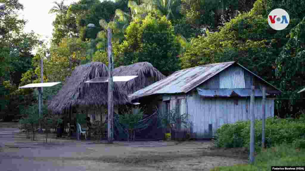 Para atraer al turismo hasta la Amazonía colombiana, los resguardos indígenas construyeron bohíos para que los turistas disfruten de la expedición completa y puedan pasar algunas noches en plena selva.&nbsp;