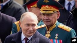 Presidenti rus Vladimir Putin dhe ish ministri i mbrojtjes, Sergei Shoigu