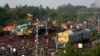 Sejumlah warga tampak berkumpul di lokasi kecelakaan kereta di distrik Balasore, Orissa, di timur India pada 4 Juni 2023. (Foto: AP/Rafiq Maqbool)