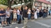 Protest ispred Skupštine opštine Loznica zbog najave da će na dnevni red biti stavljena izmena prostornog plana i omogući kopanje litijuma (foto: FoNet)