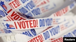 ARCHIVO - Brazaletes para votantes en Chicago, Estados Unidos, el 14 octubre de 2016