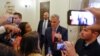 El presidente de la Cámara de Representantes de los EEUU, Kevin McCarthy, habla con los reporteros cuando llega al Capitolio en Washington, el 24 de mayo de 2023. REUTERS/Jonathan Ernst