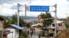 Soldados montan guardia en el lado ecuatoriano de un cruce fronterizo con Colombia, en Tufino, Ecuador, luego de que el gobierno de Ecuador anunciara el cierre de sus fronteras, durante la pandemia, el 15 de marzo de 2020.