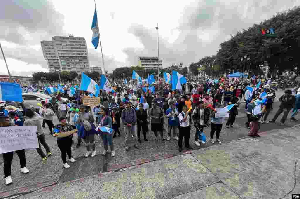 Vista general de los manifestantes reunidos en la Plaza de la Constitución protestando pacíficamente contra la corrupción, en Ciudad de Guatemala, el 13 de octubre de 2023.&nbsp;Foto: Eugenia Sagastume, VOA.