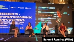 Un panel de mujeres expertas en nuevas tecnologías y economía discuten la importancia de cerrar las brechas de género durante la Conferencia CAF en Washington el 2 de junio de 2023.