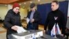 Una mujer vota en un colegio electoral durante una elección presidencial en San Petersburgo, Rusia, el sábado 16 de marzo de 2024. (Foto AP/Dmitri Lovetsky)