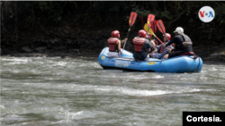Turistas a bordo de un bote inflable en uno de los proyectores turísticos de los excombatientes en el municipio de Mesetas. [Foto: Cortesía].