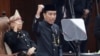 Presiden Joko Widodo memberi isyarat saat menyampaikan Pidato Kenegaraan tahunan menjelang Hari Kemerdekaan Indonesia di Jakarta, 16 Agustus 2024. (Foto: Bagus Indahono via REUTERS)
