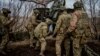 Militares ucranianos cargan un proyectil de 152 mm en un obús Msta-B para disparar hacia las posiciones rusas, cerca de la ciudad de Bakhmut, el 2 de marzo de 2023, en medio de la invasión rusa de Ucrania.