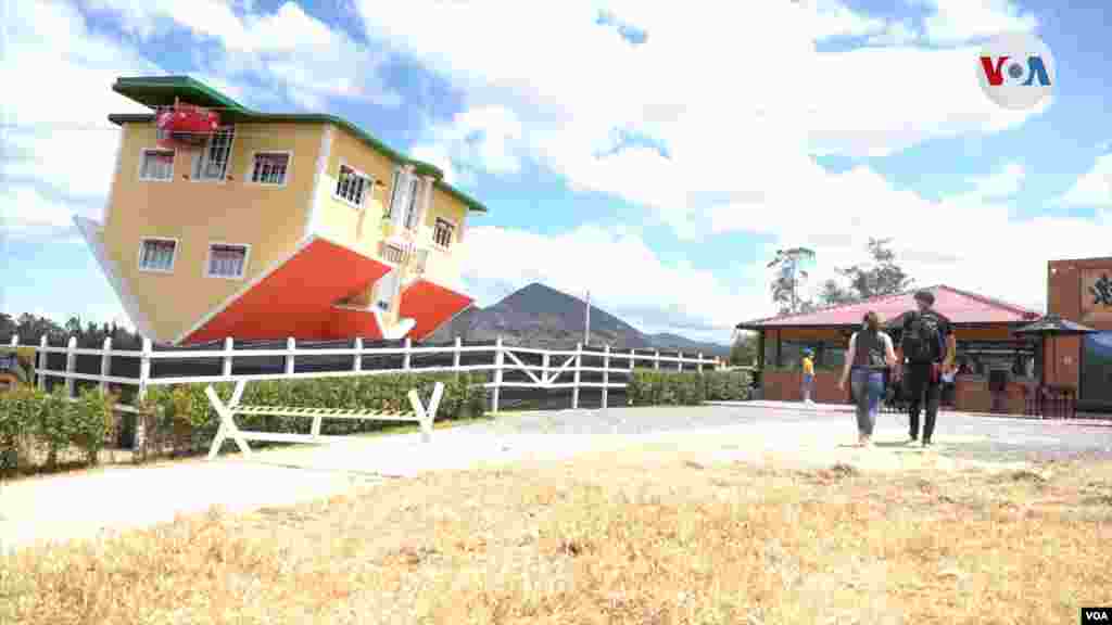 La Casa al Revés de Guatavita en Colombia, tiene una inclinación de 180&deg;, es decir que todo está &ldquo;patas arriba&rdquo;.