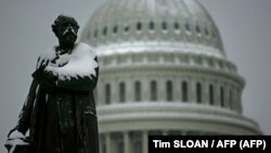 Estátua de James Garfield coberta de neve em frente ao Capitólio