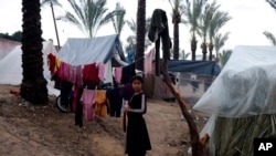 Palestinos desplazados por el bombardeo israelí de la Franja de Gaza son vistos en tiendas de campaña en la ciudad de Khan Younis, el 13 de diciembre de 2023. [Foto: AP]