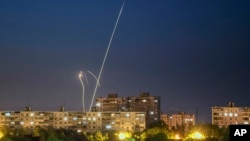 Cohetes rusos son lanzados contra Ucrania desde la región rusa de Belgorod, vista desde Kharkiv, Ucrania, el domingo 4 de junio de 2023 por la noche. (AP Photo/Vadim Belikov)