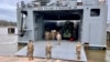 En esta imagen proporcionada por el Comando Central del Ejército de EEUU, el barco General Frank S. Besson, se prepara para zarpar de la base Langley-Eustis, Virginia, el sábado 9 de marzo de 2024, camino del Mediterráneo oriental.