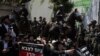 Para pria dari komunitas Yahudi ultra-ortodoks berkumpul di depan pusat perekrutan militer Tel HaShomer di Ramat Gan, Israel, pada 5 Agustus 2024. Mereka menentang keputusan pemerintah merekrut pria dari komunitas ultra-ortodoks ke dalam militer. (Foto: Reuters/Ricardo Moraes)