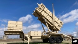 Un lanzador móvil de misiles Patriot se exhibe fuera del Puesto del Ejército de Fort Sill cerca de Lawton, Oklahoma, EEUU, el 21 de marzo de 2023. Los soldados de Ucrania han estado entrenando en el sistema de armas en Fort Sill desde enero.