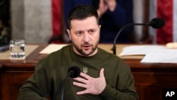 ARCHIVO - El presidente ucraniano Volodymyr Zelenskyy se dirige a una reunión conjunta del Congreso en el Capitolio en Washington, el 21 de diciembre de 2022.