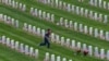 El desfile de motociclistas &quot;Rolling to remember&quot; es saludado a su paso por el sargento del cuerpo de Marines de Estados Unidos, Tim Chambers. El evento, en Washington, se realiza para llamar la atención sobre los problemas que enfrentan los veteranos.