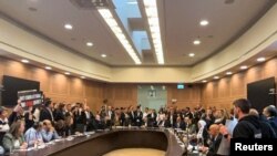 Familjarë të pengjeve që po mbahen nga Hamasi në Gazë hyjnë me forcë në mbledhjen e një komisioni parlamentar izraelit në Jerusalem/Reuters