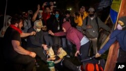 Protestuesit përplasen në kampin me tenda në Universitetin e Kalifornisë, Los Anxheles, 1 maj 2024.

