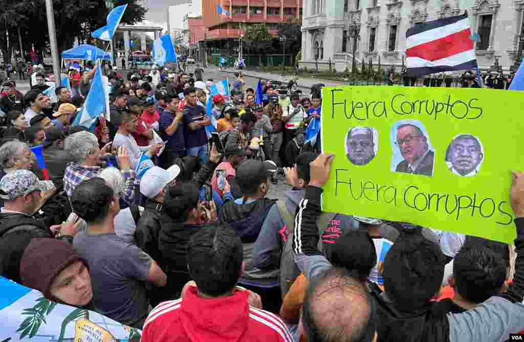 La gente se arremolina en la Plaza de las Constitución en Ciudad de Guatemala, el 13 de octubre de 2023, pidiendo el cese de la corrupción y la renuncia de las principales figuras del país.&nbsp;Foto: Eugenia Sagastume, VOA.