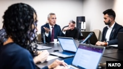 El secretario general de la OTAN, Jens Stoltenberg (centro), ofrece un avance de la próxima cumbre de la alianza a un pequeño grupo de periodistas, incluido Misha Komadovsky de la VOA (der), en Washington, el 7 de julio de 2024.
