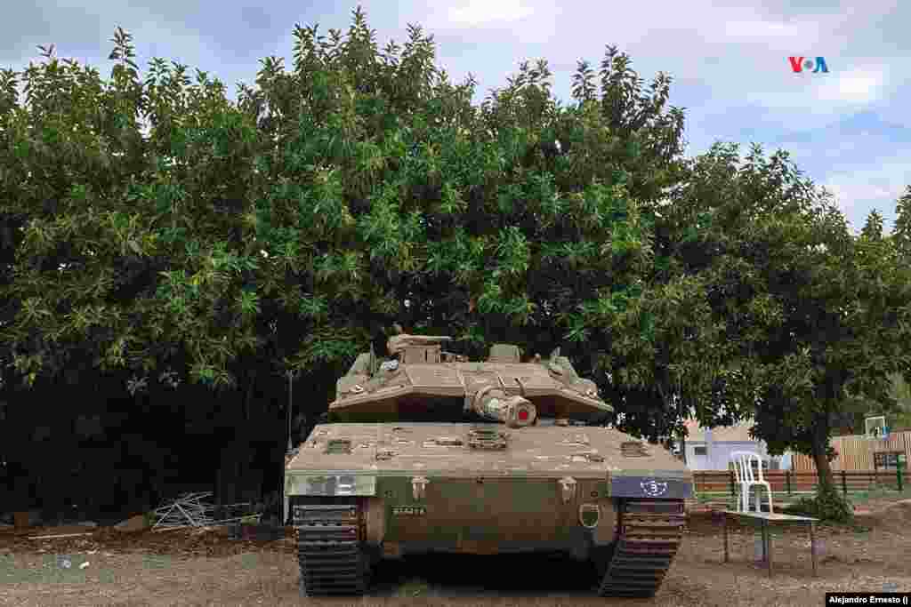 Una agrupación de tanques de las Fuerzas de Defensa de Israel permanece en la zona norte del país, muy cerca de la frontera con Líbano, en medio del conflicto con Hamás, el 31 de octubre de 2023.