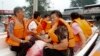 ໃນພາບທີ່ໄດ້ຮັບການເປີດເຜີຍໂດຍອົງການຂ່າວຊິນຫົວ, ປະຊາຊົນ ໄດ້ຮັບການຊ່ວຍເຫຼືອໂດຍເຮືອ ຢູ່ໃນຂົງເຂດທີ່ຖືກນໍ້າຖ້ວມຟາງສານ ເໍິ່ງເປັນຊານເມືອງຂອງນະຄອນຫຼວງປັກກິ່ງ, ວັນທີ 2 ສິງຫາ 2023. 
