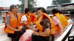ໃນພາບທີ່ໄດ້ຮັບການເປີດເຜີຍໂດຍອົງການຂ່າວຊິນຫົວ, ປະຊາຊົນ ໄດ້ຮັບການຊ່ວຍເຫຼືອໂດຍເຮືອ ຢູ່ໃນຂົງເຂດທີ່ຖືກນໍ້າຖ້ວມຟາງສານ ເໍິ່ງເປັນຊານເມືອງຂອງນະຄອນຫຼວງປັກກິ່ງ, ວັນທີ 2 ສິງຫາ 2023. 