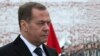 Phó chủ tịch Hội đồng An ninh Nga Dmitry Medvedev tham gia lễ đặt vòng hoa đánh dấu Ngày Bảo vệ Tổ quốc tại Mộ Chiến sĩ Vô danh cạnh Bức tường Điện Kremlin ở Moscow, hôm 23/2.