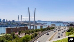 Ura që lidh Vladivostokun me ishullin Russky, në Rusi