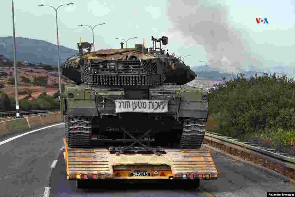 Un camión transporta un tanque de las Fuerzas de Defensa de Israel por una carretera del norte del país, cercana a la frontera con Líbano,&nbsp;el 31 de octubre de 2023.