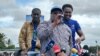 Líder da Renamo, Ossufo Momade, ladeado por Manuel Araújo (esq) e Venâncio Mondlane (dir) na manifestação para "repor" a verdade eleitoral.