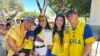 Un grupo de aficionados colombianos posa para la Voz de América en los exteriores del hotel de concentración de la Selección Colombia en Santa Clara, California, el 1 de julio de 2024.